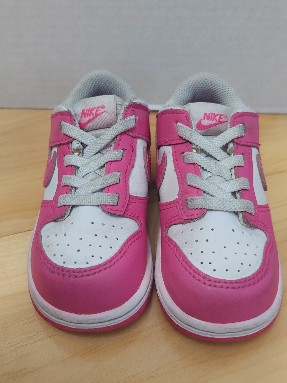 Toddler Nike Dunk Low sneakers in the vibrant laser fuchsia and white 7.5